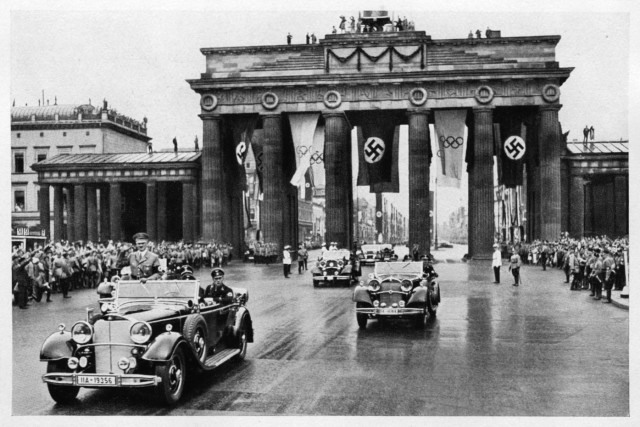 Zigarettenbilder_Olympia_Berlin-1936_Adolf-Hitler-fährt-zur-Eröffnung