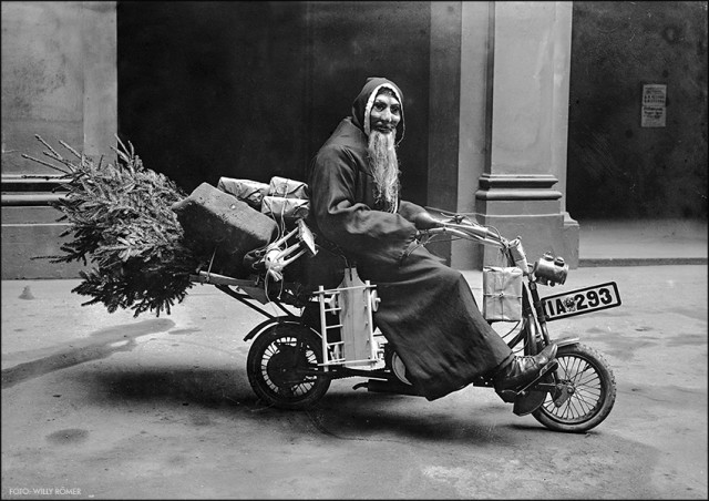 Weihnachtsmann auf dem Motorrad