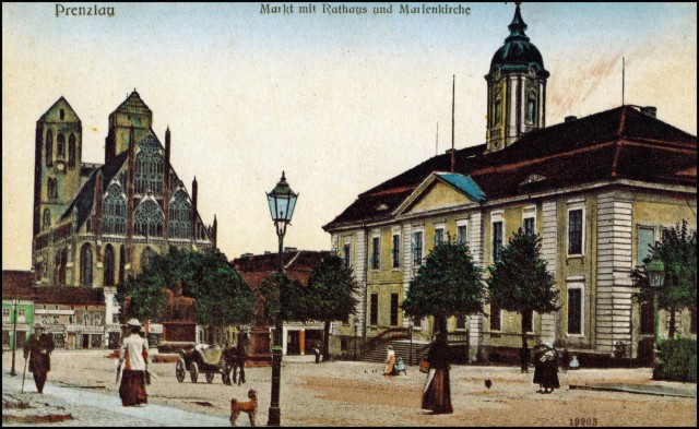 101_Prenzlau_Markt-mit-Rathaus-und-Marienkirche