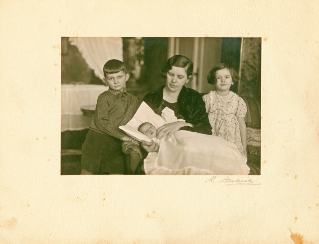 Lena-Ohnesorge-mit-drei-Kindern_ca.1933?